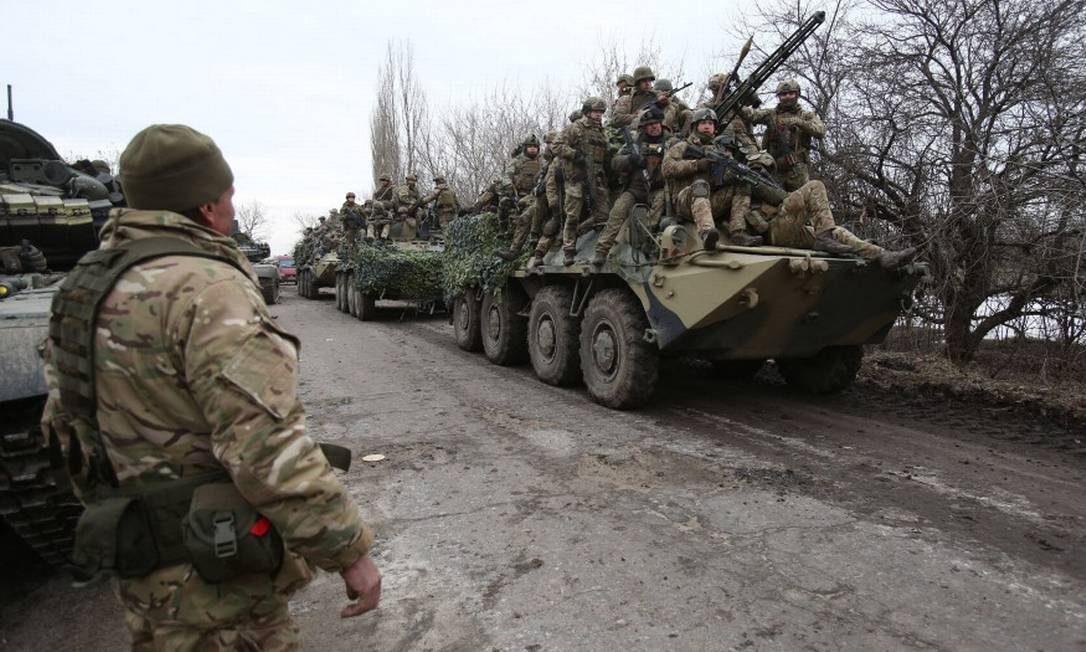 Militares ucranianos se preparam para repelir um ataque na região de Lugansk, na Ucrânia Foto: ANATOLII STEPANOV / AFP