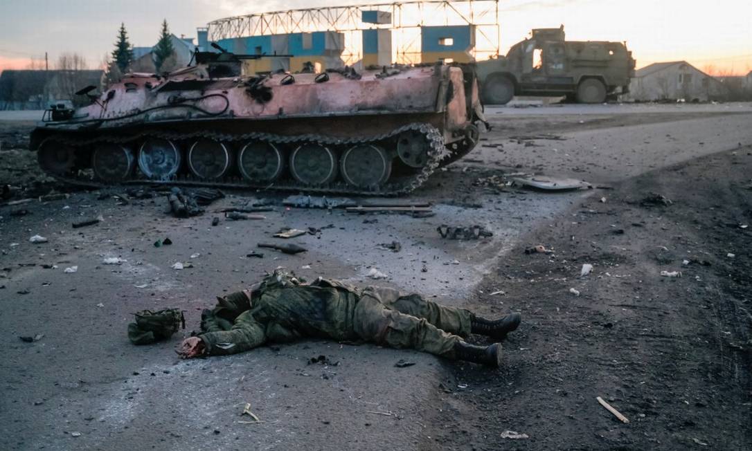 Corpo de um soldado, que militares ucranianos afirmam ser da Rússia, é visto em uma estrada nos arredores de Kharkiv Foto: MAKSIM LEVIN / REUTERS