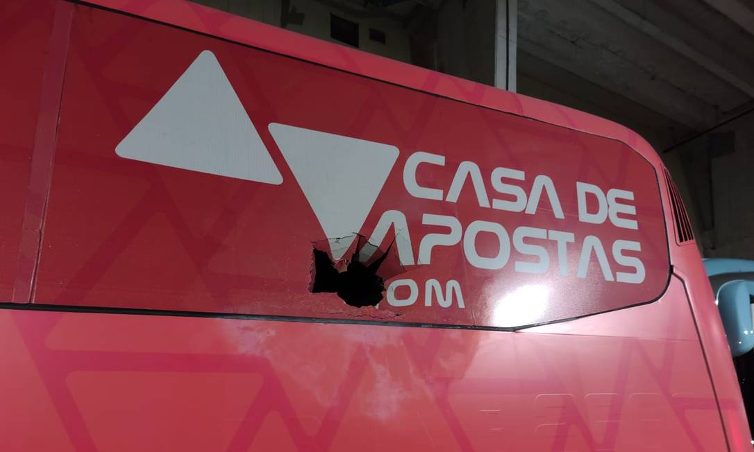 Ônibus do Bahia atingido por uma bomba na entrada da Arena Fonte Nova Foto: Divulgação
