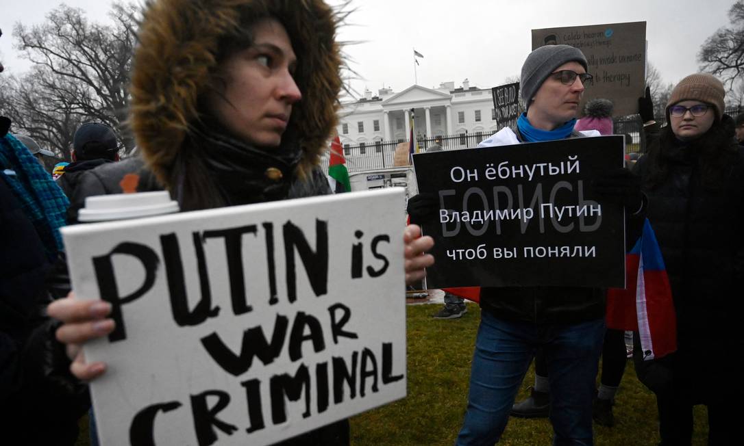 Manifestante exibe cartaz de apoio à Ucrânia em frente à Casa Branca, em Washington: "Putin é criminoso de guerra" Foto: OLIVIER DOULIERY / AFP
