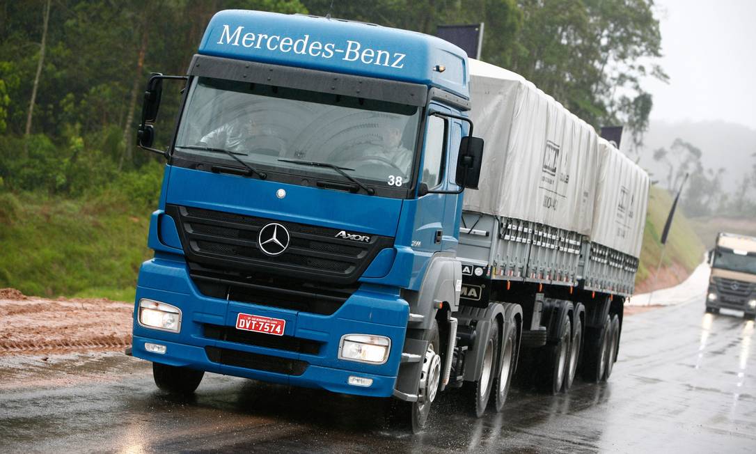 Caminhão da Mercedes-Benz: produção afetada por escassez de semicondutores Foto: Divulgação