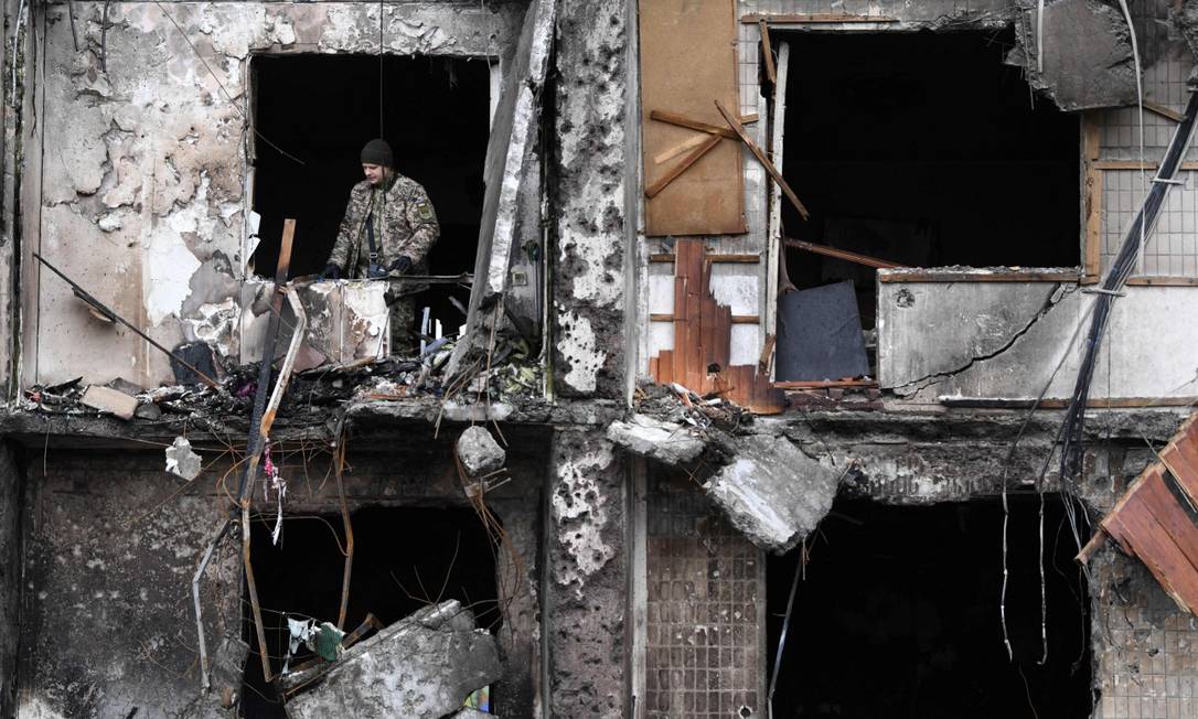 Prédio residencial no subúrbio de Kiev foi destrupido após ser atingido por projétil militar Foto: DANIEL LEAL / AFP