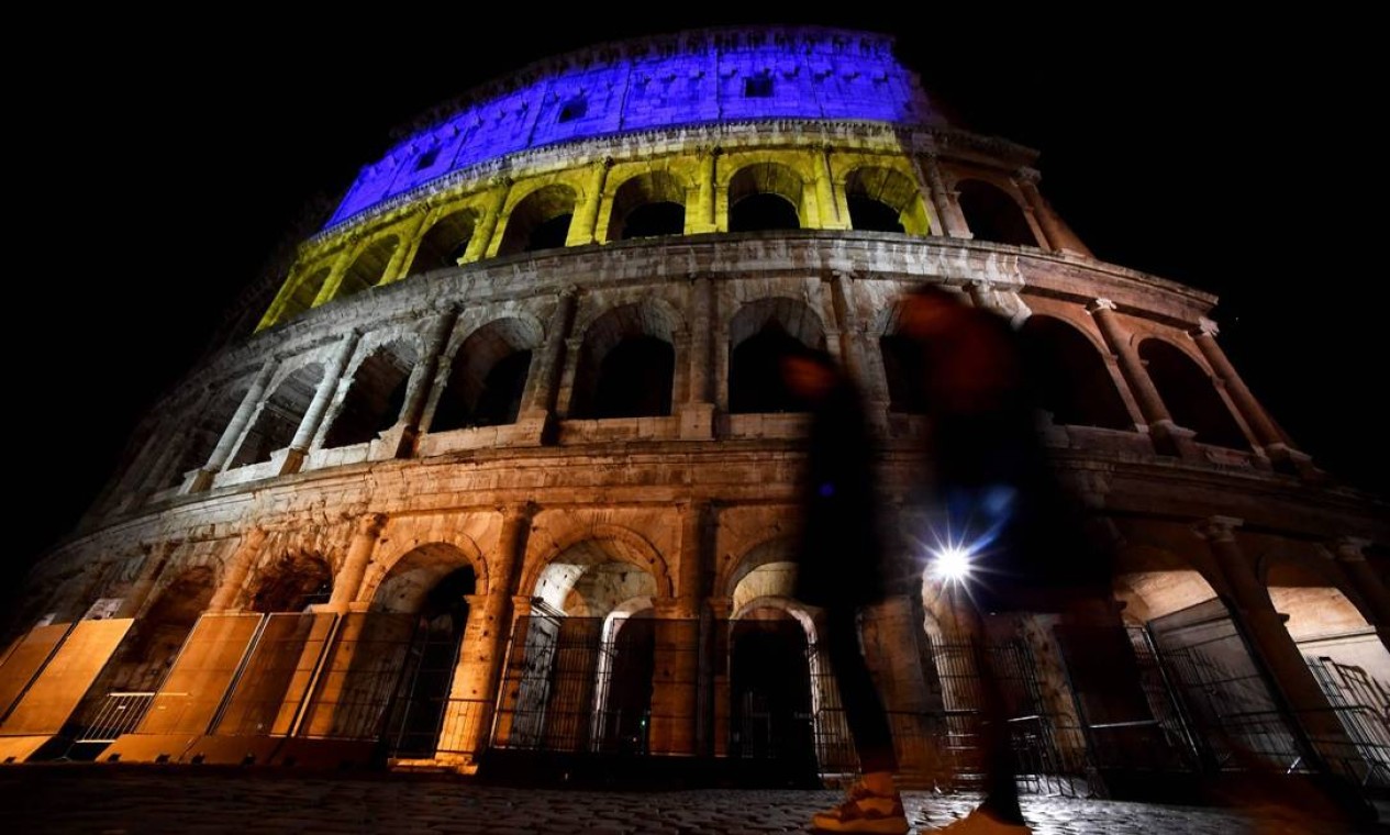 Coliseu, em Roma, na Itália iluminado de azul e amarelo, as cores da Ucrânia Foto: FILIPPO MONTEFORTE / AFP