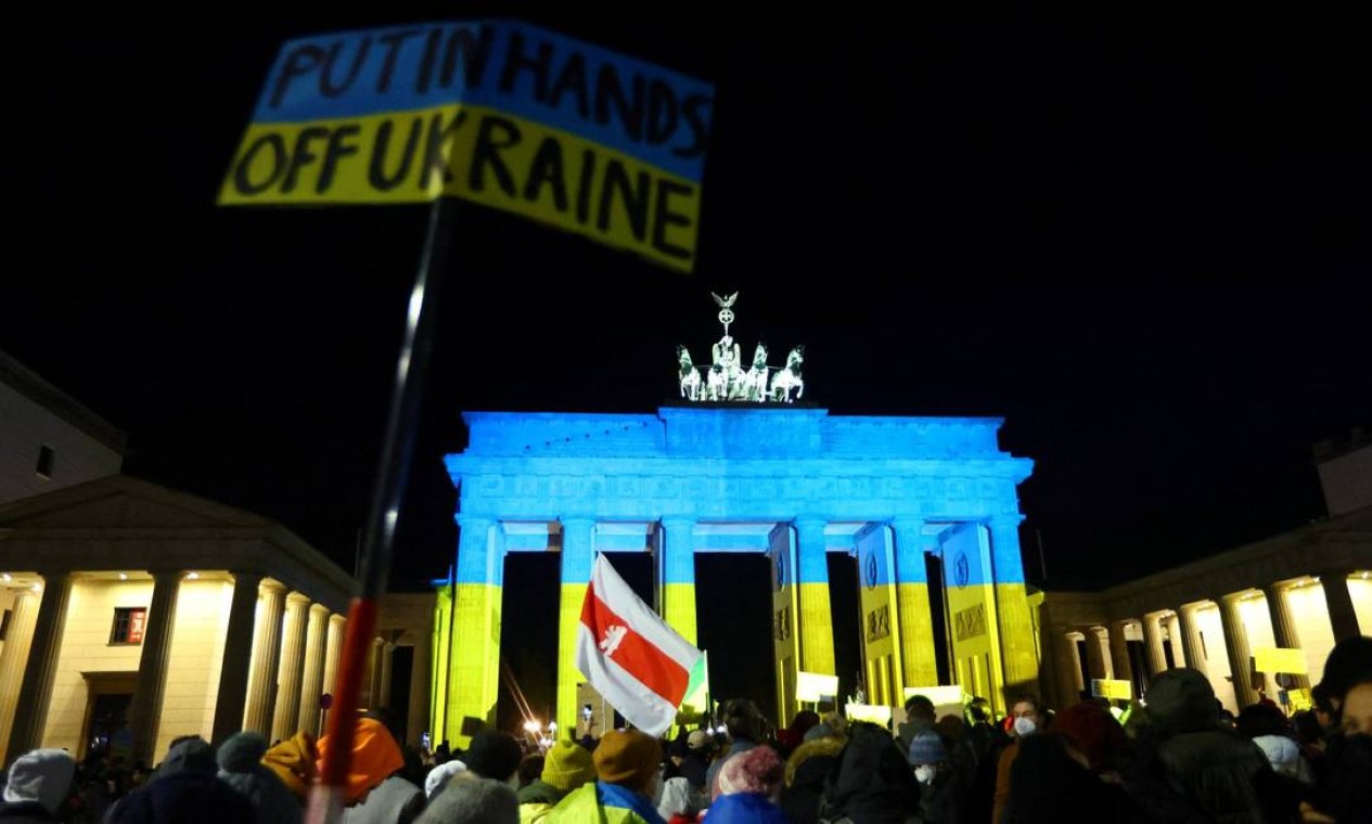 Portão de Brandemburgo, em Belim, na Alemanha, foi iluminado com as cores da Ucrânia Foto: FABRIZIO BENSCH / REUTERS