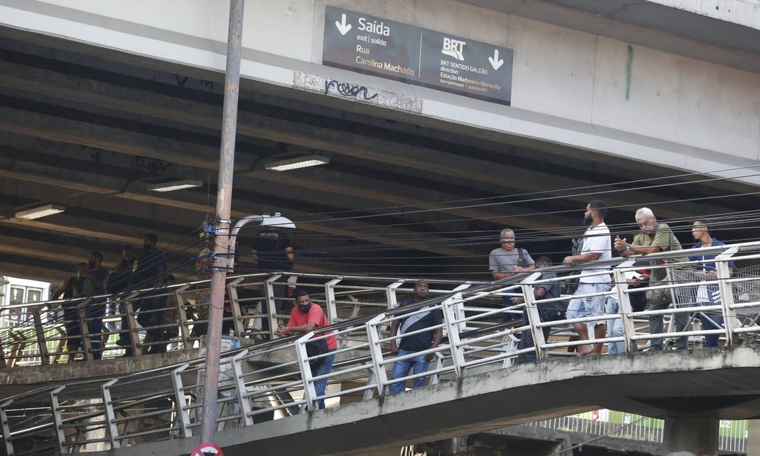 Passageiros aguardam, do lado de fora de estação do BRT, após anúncio de greve do sistema Foto: Fabiano Rocha / Agência O Globo