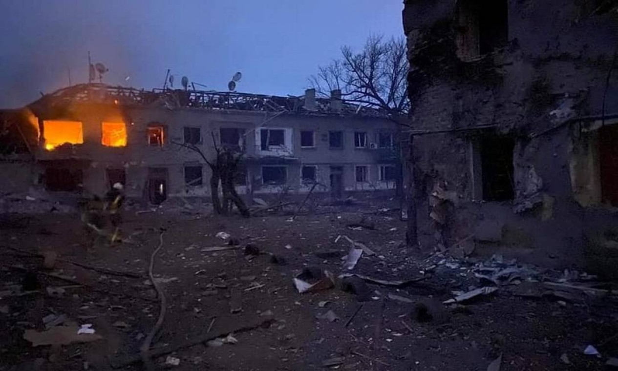 Uma vista mostra prédios destruídos após bombardeios na cidade de Starobilsk, na região de Luhansk, Ucrânia Foto: STATE EMERGENCY SERVICE / via REUTERS