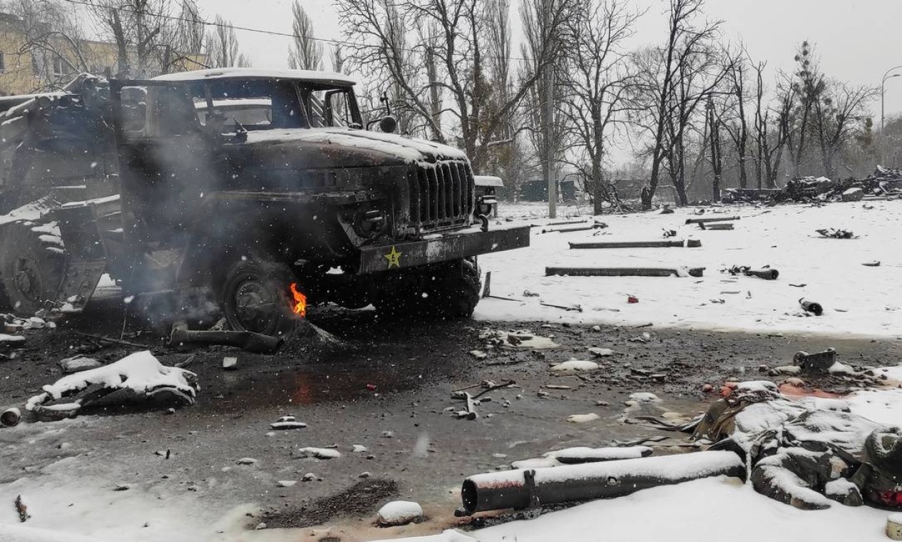 Lançador de foguetes do Exército Russo destruído com a letra "Z" pintada em sua lateral em Kharkiv, Ucrânia, em 25 de fevereiro de 2022 Foto: MAKSIM LEVIN / REUTERS