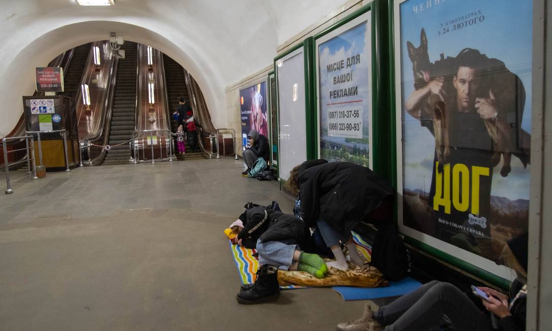 População busca abrigo em estaçoes de Metrô antes do bombardeio Foto: Yan Boechat / Agência O Globo