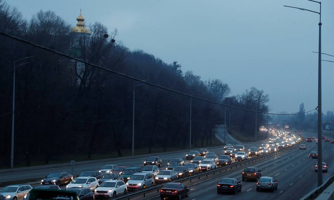 Grande congestionamento é formado para a saída de Kiev, depois da invasão russa Foto: VALENTYN OGIRENKO / REUTERS