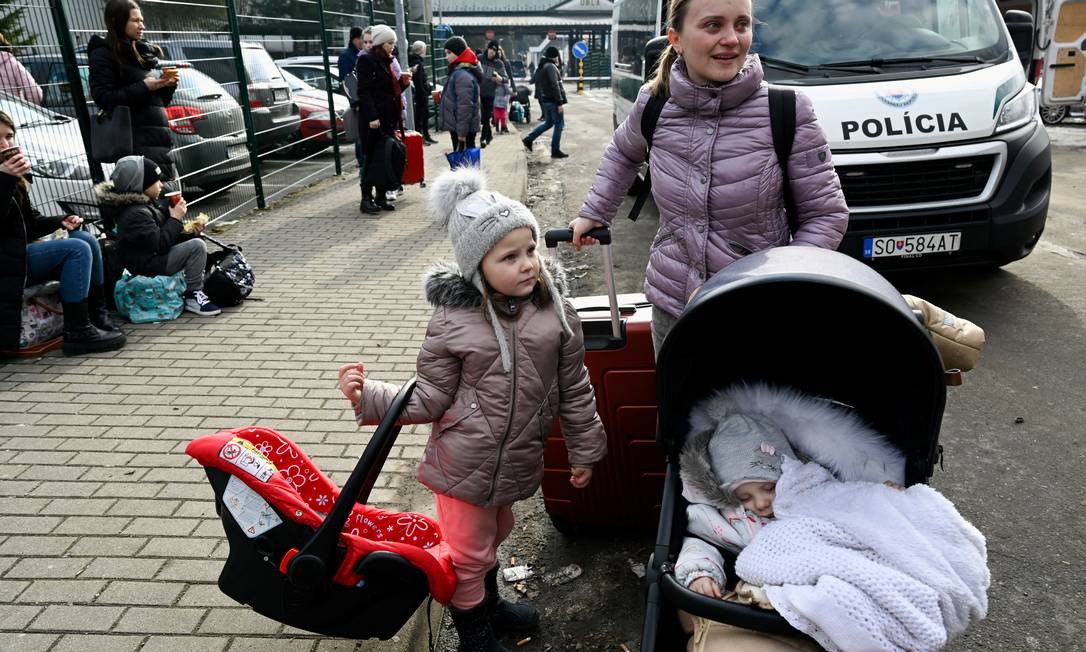 Pessoas chegam da Ucrânia à Eslováquia, depois da invasão russa Foto: RADOVAN STOKLASA / REUTERS