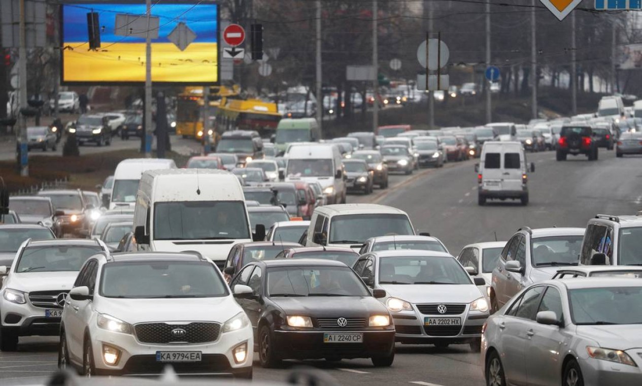 Grande congestionamento é formado para a saída de Kiev, depois da invasão russa Foto: VALENTYN OGIRENKO / REUTERS