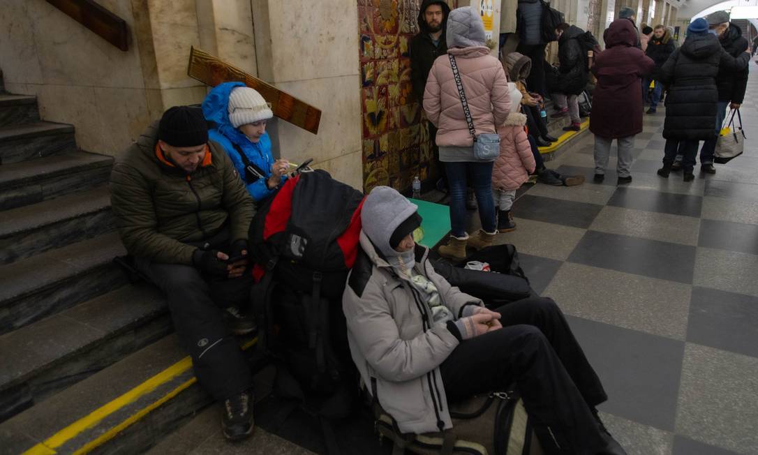 População busca abrigo em estaçoes de Metrô antes do bombardeio Foto: Yan Boechat / Agência O Globo