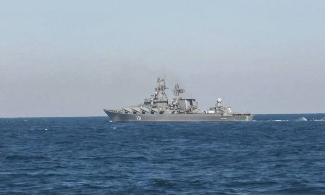 Navio russo em exercícios perto da cidade de Sebastopol, na Crimeia Foto: HANDOUT / AFP