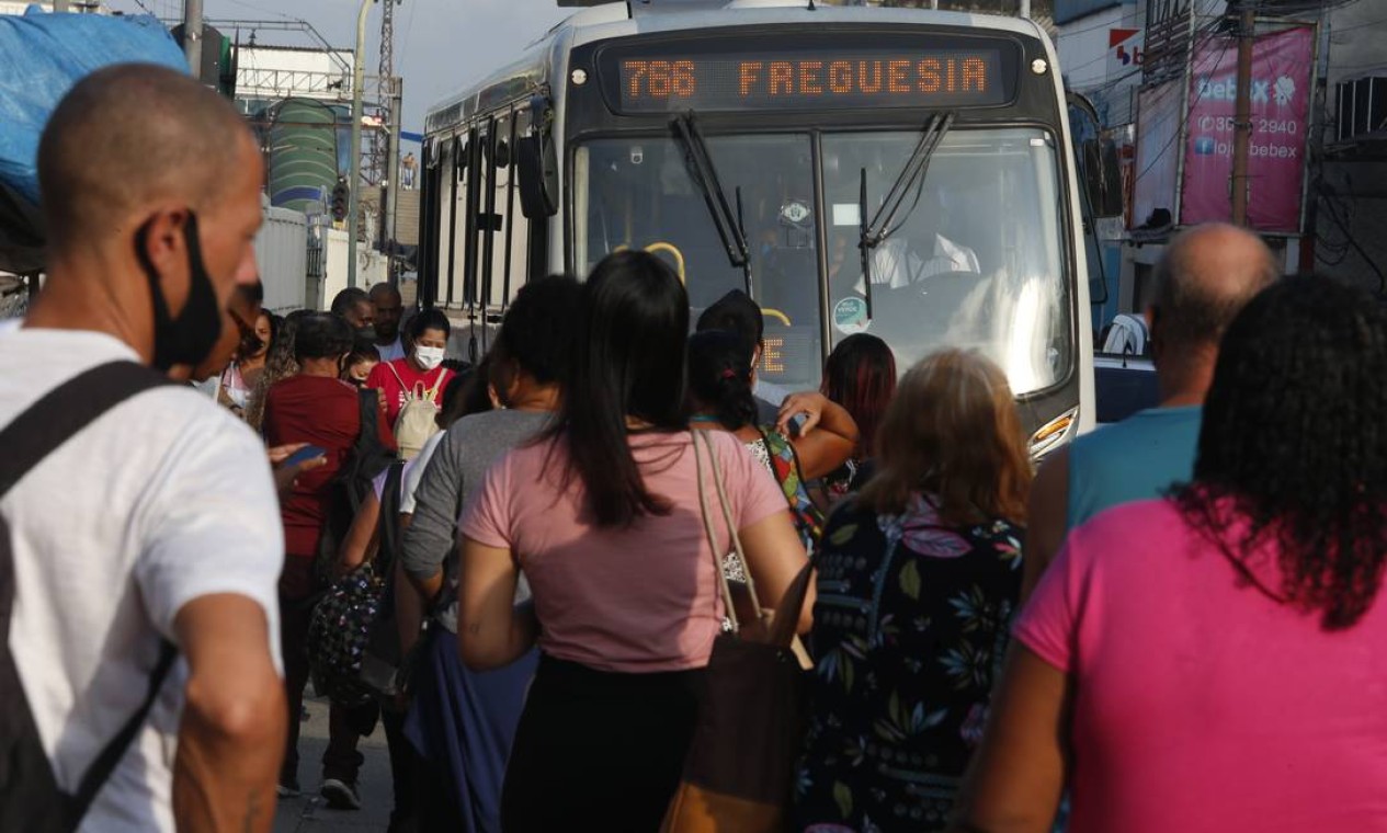 Ponto de ônibus em Madureira ficou mais lotado que o normal devido à paralisação dos trabalhadores Foto: Fabiano Rocha / Agência O Globo