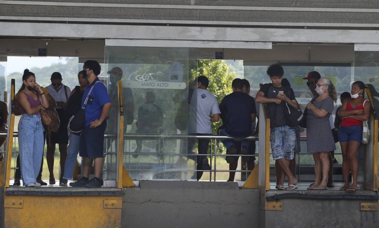 Passageiros se aglomeram na Estação Mato Alto, em Campo Grande, à espera de um BRT Foto: Fabiano Rocha / Agência O Globo