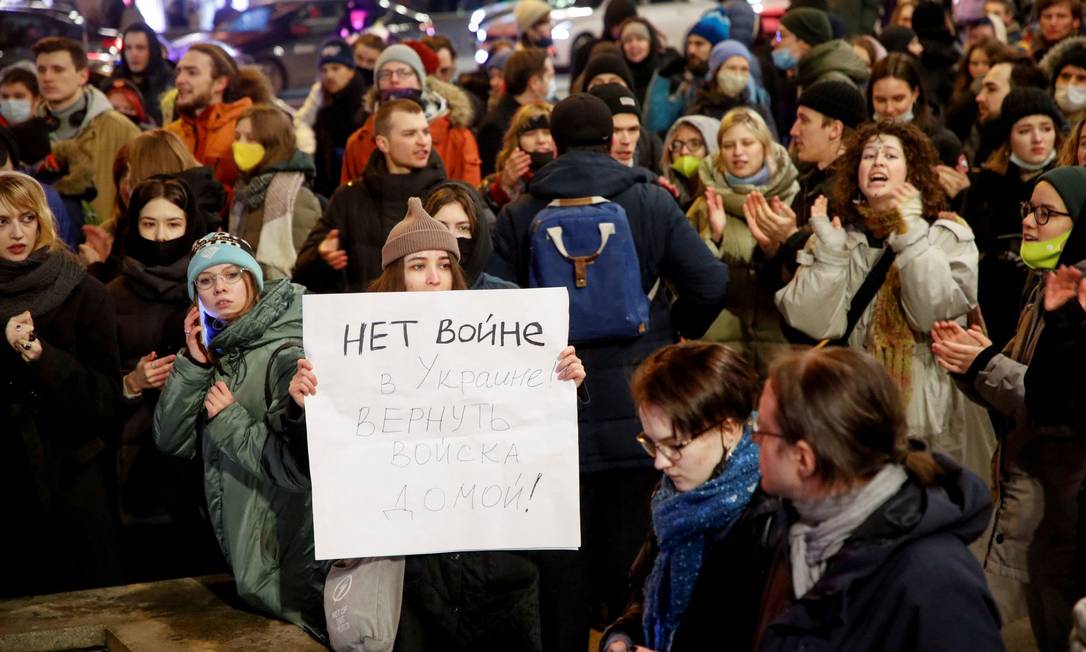 Milhares são presos após se manifestarem na Rússia contra a invasão da  Ucrânia