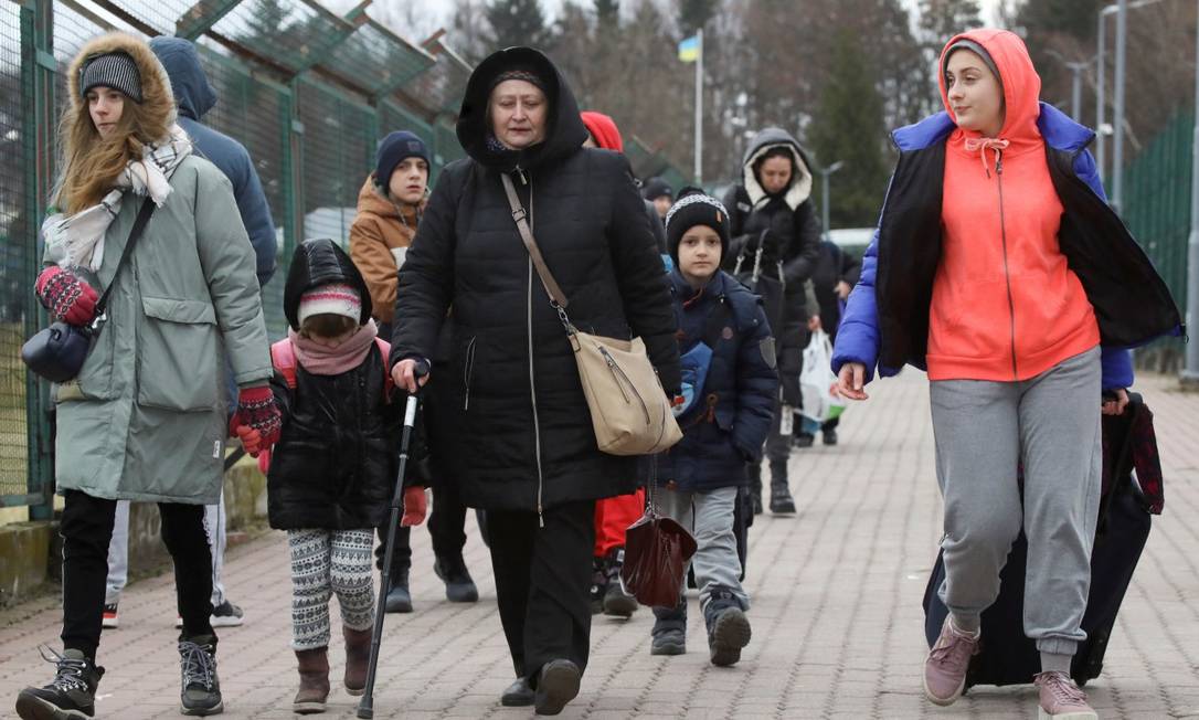 Refugiados cruzam a fronteira da Ucrânia com a Polônia Foto: KACPER PEMPEL / REUTERS