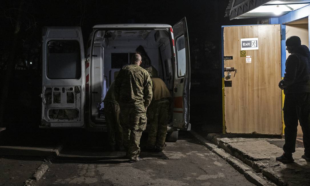 Voluntários paramédicos preparam ambulância para apoiar Exército ucraniano em Pavlograd Foto: LYNSEY ADDARIO / NYT/24-02-2022