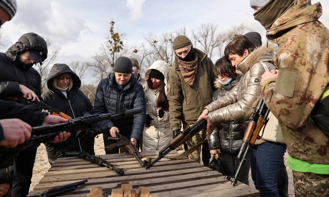 Moradores de Kiev realizam exercício militar coordenado pelo grupo de extrema direita Setor Direito Foto: UMIT BEKTAS / REUTERS