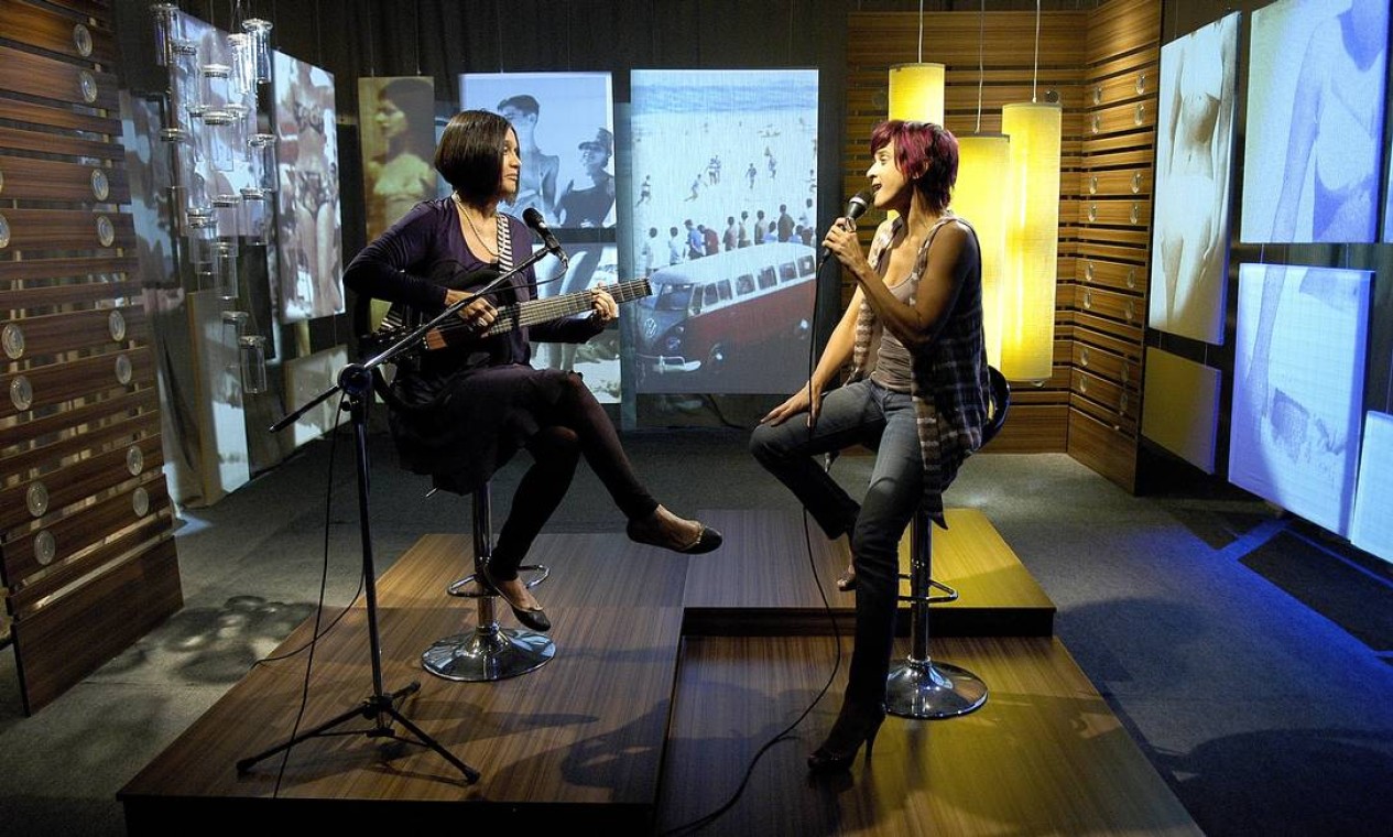 Gravação do programa "No Compasso da História da MultiRio", com as cantoras Cris Delanno e Joyce Moreno Foto: Divulgação