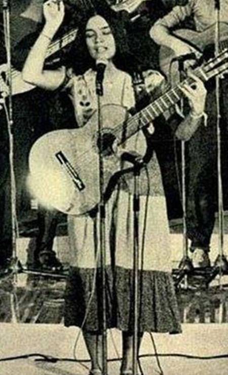 Joyce durante Festival Internacional da Canção em que defendeu a canção "Clareana". Primeiros registros de seu trabalho datam de 1964 Foto: Reprodução
