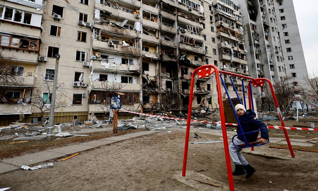 Prédio residencial parcialmente destruído em Kiev, após ataque de tropas russas sobre a capital ucraniana Foto: UMIT BEKTAS / REUTERS