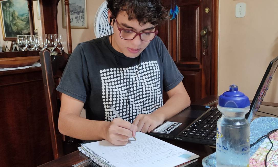 João Pedro Moraes, de 19 anos, gabaritou a prova de matemática e garantiu 953,1 pontos Foto: Agência O Globo