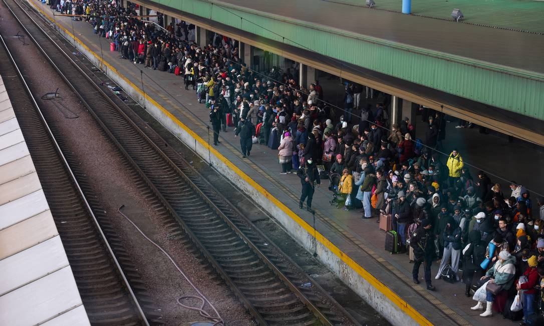 Para deixar Ucrânia,pessoas aguardam para embarcar em estação central de trem de Kiev Foto: UMIT BEKTAS / REUTERS