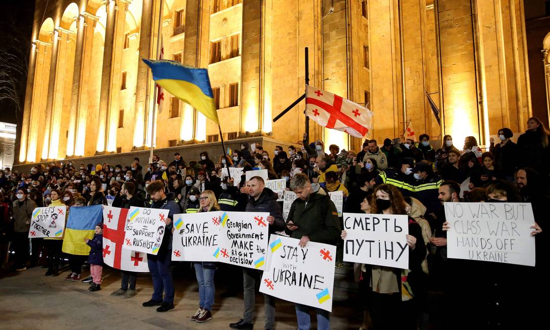 Protesto contra a invasão da Ucrânia reuniu cerca de 30 mil pessoas em Tbilisi, na Geórgia, na noite de sexta-feira Foto: VANO SHLAMOV / AFP25-02-2022