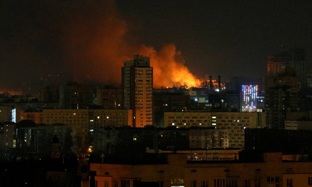 Chamas e fumaça registradas após explosões em Kiev, capital da Ucrânia, já na madrugada de sábado Foto: GLEB GARANICH / REUTERS