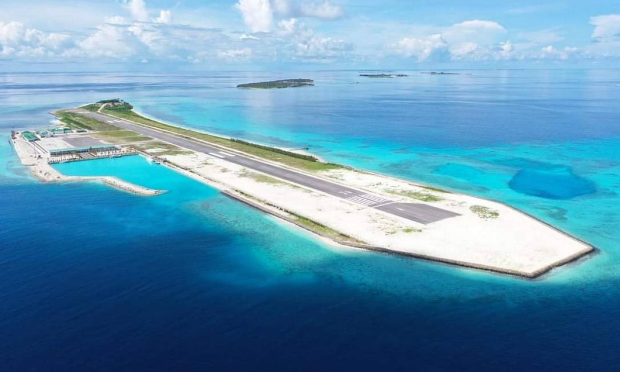 Cercada pelo mar azul turquesa por todos os lados, a pista do Aeroporto de Madivaru, nas Maldivas, tem 1.200 metros de comprimento e vai de ponta a ponta na ilha Foto: Reprodução
