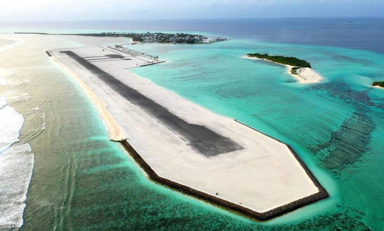 O Aeroporto de Hoarafushi, no Atol Haa Alif, foi inaugurado em 2020 e é um belo exemplo de aeroportos domésticos construídos em ilhas inabitadas das Maldivas Foto: Reprodução