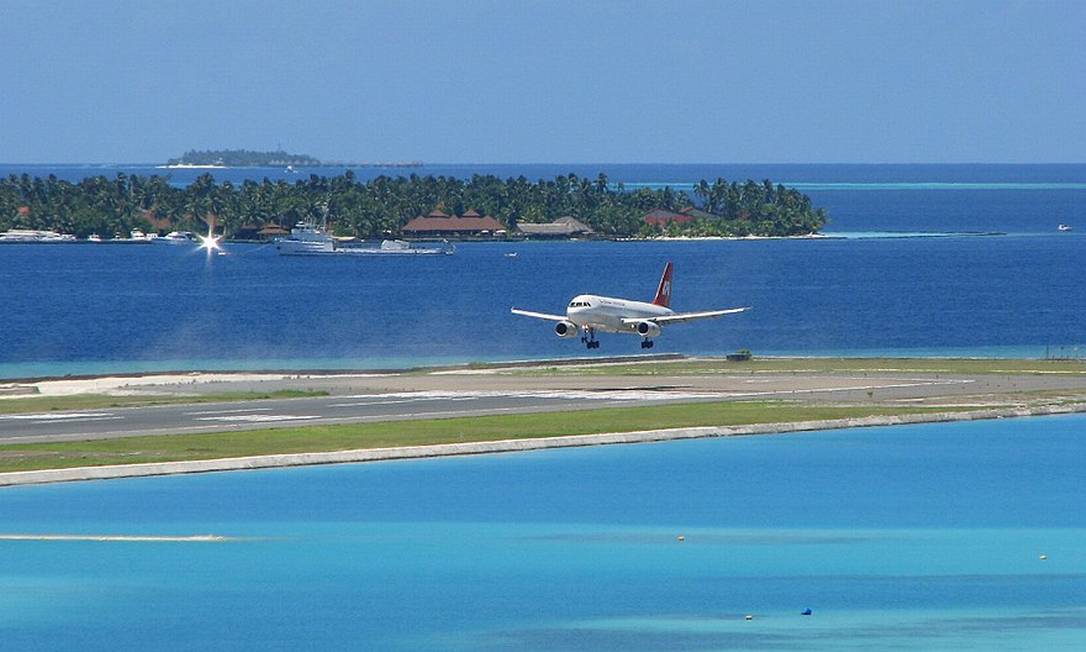 Avião de grande porte pousa no Aeroporto Internacional Ibrahim Nasir, também chamado de Velana, em Malé, a capital das ilhas Maldivas Foto: Reprodução