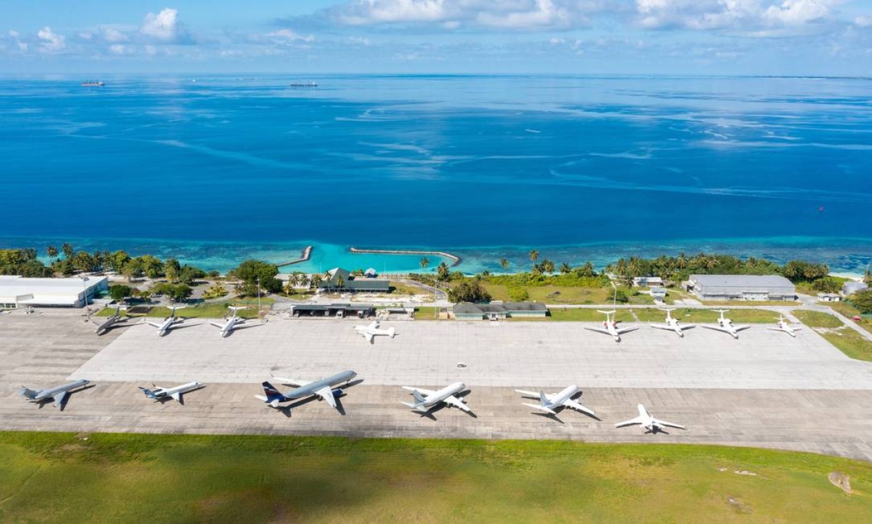O Aeroporto Internacional de Gan, segundo maior das Ilhas Maldivas, também fica de frente para o mar Foto: Reprodução