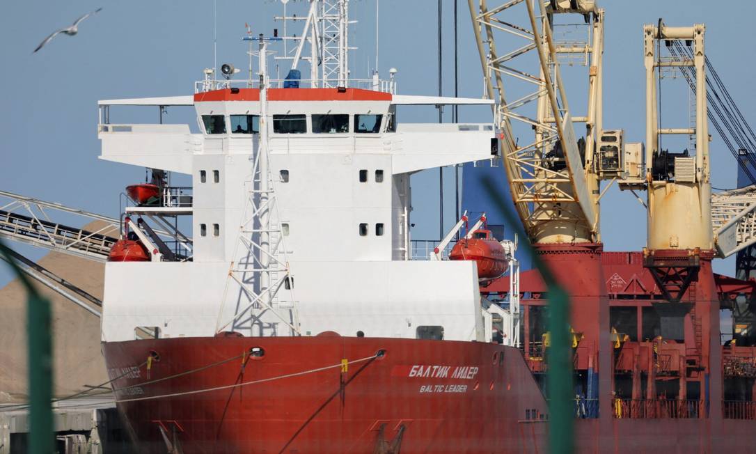 Navio de carga russo Baltic Leader é visto após ser desviado por supostamente violar sanções impostas pela UE a Moscou pela invasão da Ucrânia, no porto de Boulogne-sur-Mer, França. Foto: PASCAL ROSSIGNOL/ 26/02/2022 / REUTERS