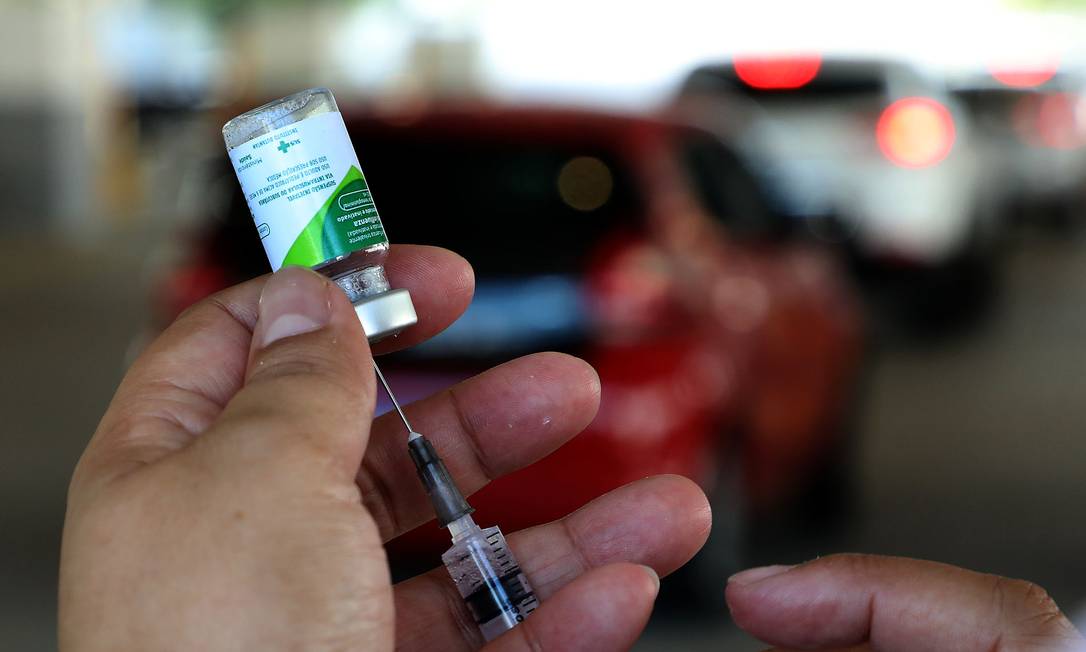 Vacinação contra a gripe em drive thru montado no Rio em março de 2020. Foto: Fábio Motta 23-03-2020 / Agência O Globo
