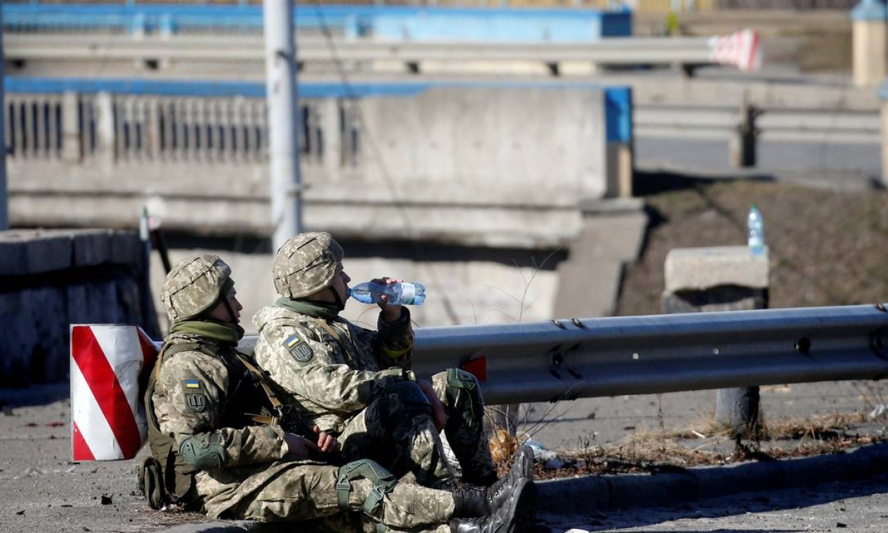 Militares ucranianos descansam após combate noturno Foto: VALENTYN OGIRENKO / REUTERS