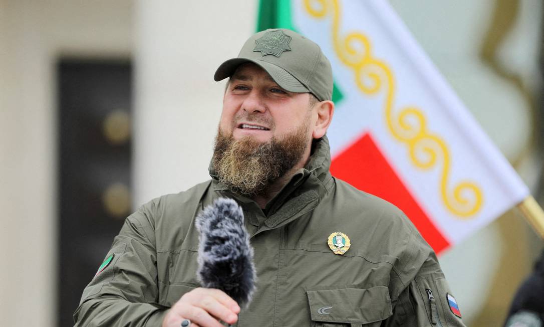 Líder da Chechênia, Ramzan Kadyrov, dirige-se a militares ao fazer discurso dedicado ao conflito militar na Ucrânia, em Grozny, Rússia Foto: STRINGER / REUTERS