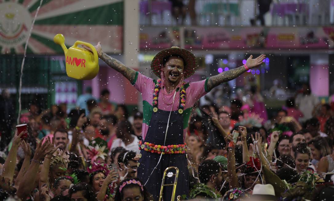 A auditor e pernalta Anilson Costa, como sempre, desfilou alegria e regou foliões com amor Foto: Agência O Globo
