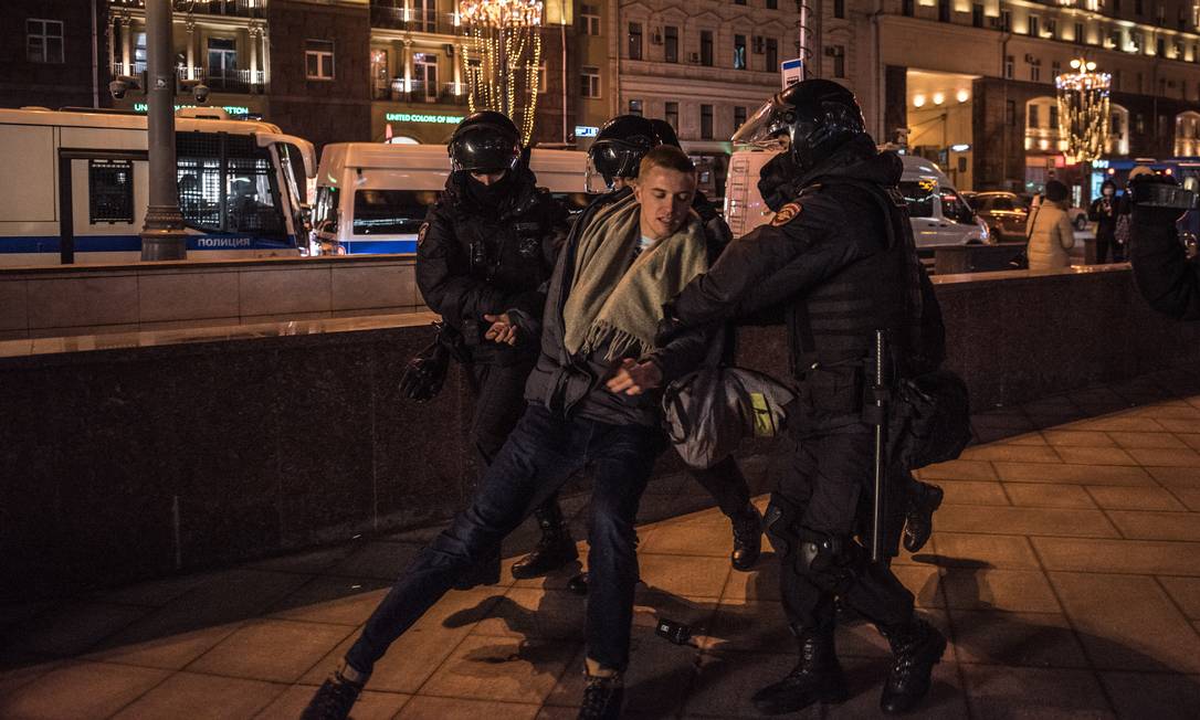 Em Moscou, policiais conduzem manifestante em protesto contra a invasão da Ucrânia: insatisfação social Foto: SERGEY PONOMAREV / NYT/25-02-2022