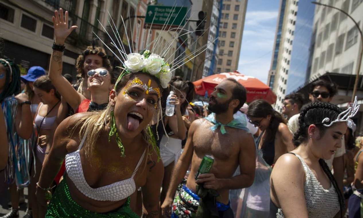 Foliões saíram cedo para pular carnaval como nos tempos pré-pandemia Foto: Marcia Foletto / Agência O Globo - 26/02/2022