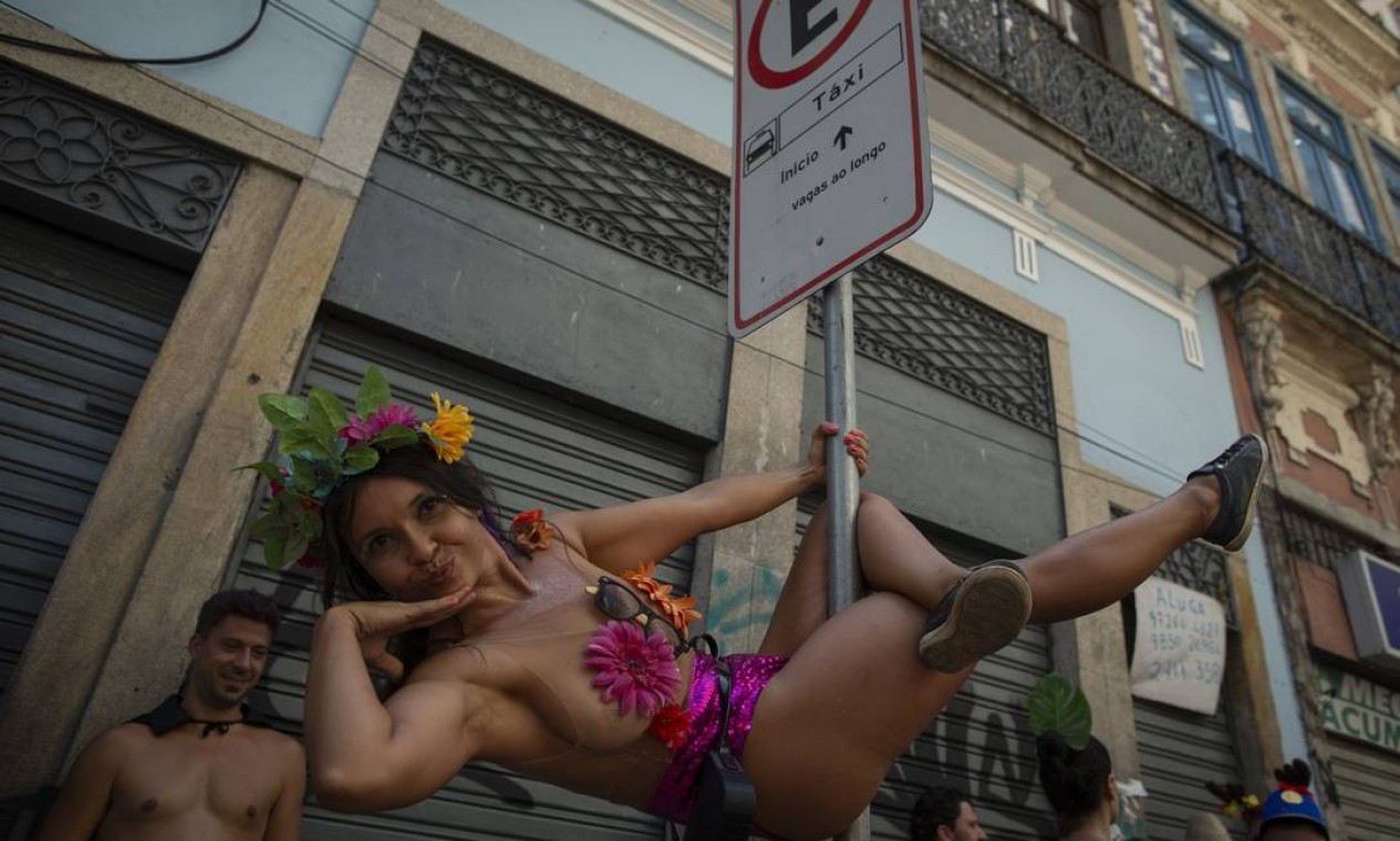 Com look pra lá de básico, foliã posa discretamente em placa de estacionamento no centro da cidade Foto: Marcia Foletto / Agência O Globo - 26/02/2022