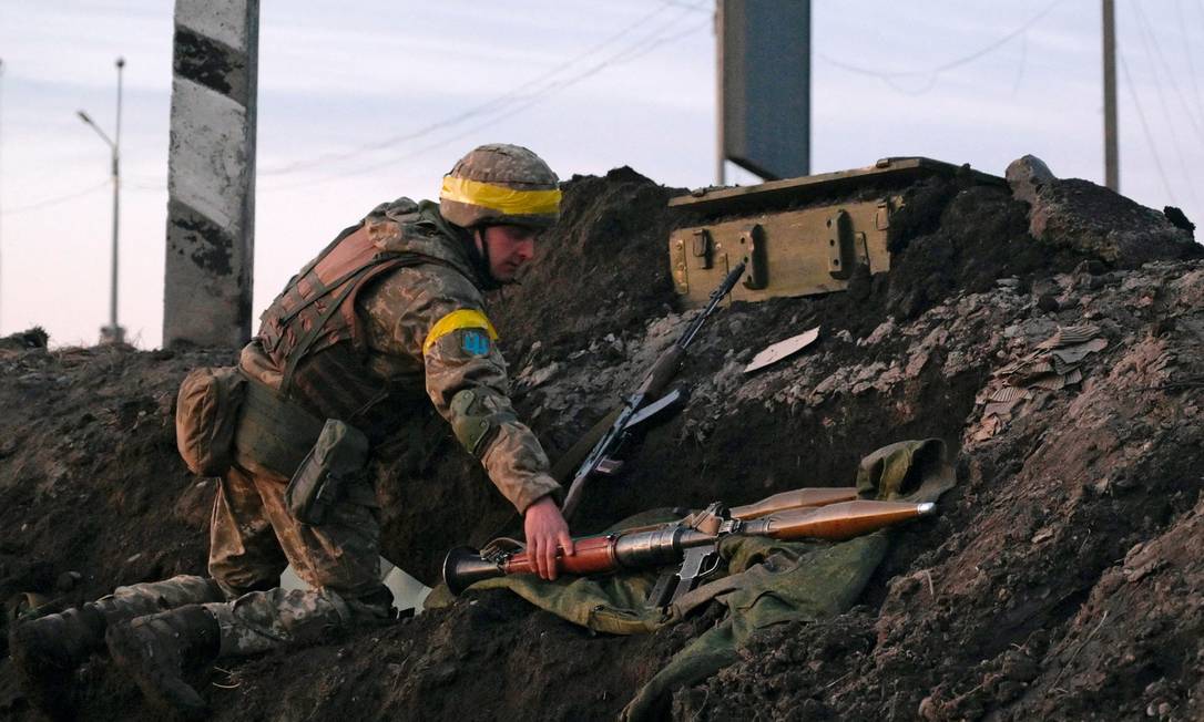 Militar ucraniano ao lado de uma granada lançada por foguete (RPG) nos arredores de Kharkiv Foto: MAKSIM LEVIN / REUTERS