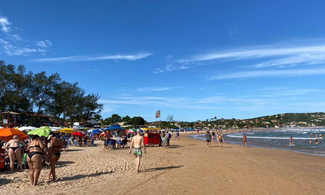 Banhistas curtem sol na praia de Geribá, em Búzios Foto: Divulgação / Associação de Hotéis de Búzios