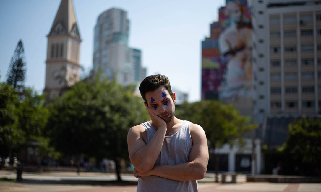 O psicólogo Antonio Granziera, de 30 anos, se vestiu de palhaço triste para comemorar o 'não-carnaval' deste ano. No fundo, o Largo da Batata sem foliões Foto: Maria Isabel Oliveira / Agência O Globo