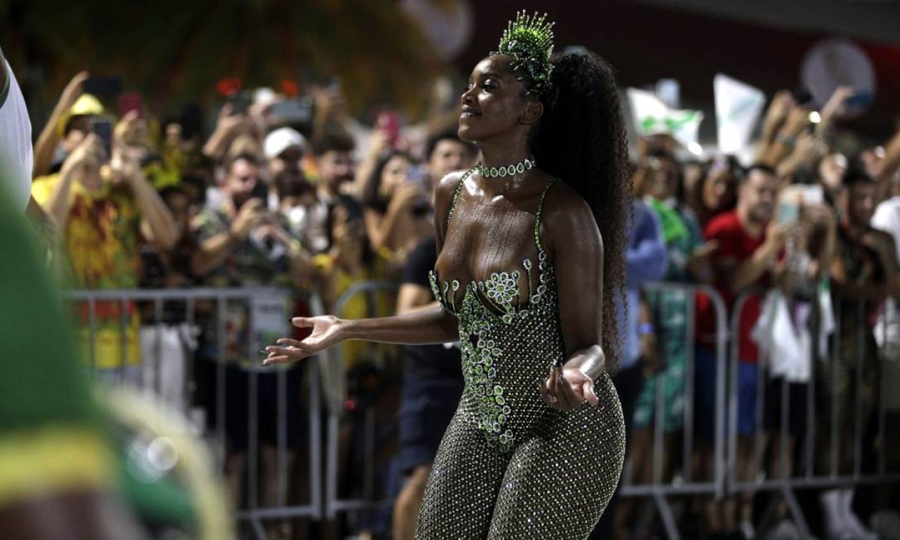 A cantora IZA, rainha de bateria da Verde e Branco, ovacionada pelo público Foto: Alexandre Cassiano / Agência O Globo