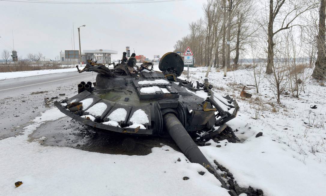Tanque russo destruído o na beira da estrada nos arredores de Kharkiv, segunda maior cidade do país Foto: SERGEY BOBOK / AFP