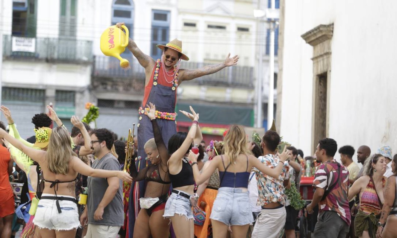 Figura tradicional do carnaval carioca, Anilson Costa caiu na folia cedo com seu regador de amor, neste domingo de carnaval Foto: Marcia Foletto / Agência O Globo - 27/02/2022