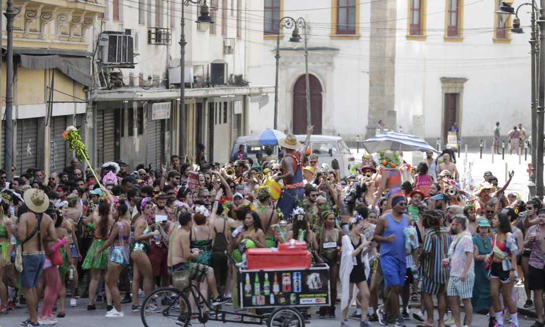 Assim como no sábado, cariocas e turistas entraram no clima de festa e foram às ruas do Rio também neste domingo Foto: Marcia Foletto / Agência O Globo