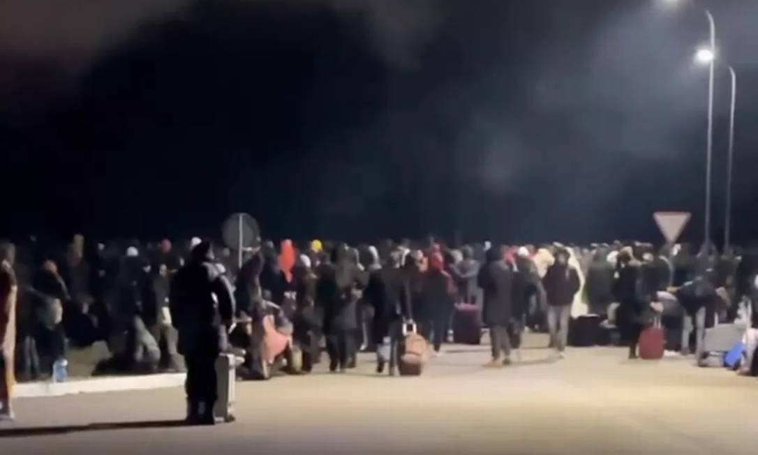 Centenas de pessoas enfrentam dificuldades para entrar na Polônia, vindas da Ucrânia Foto: Divulgação